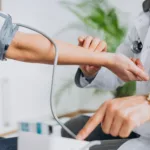 Imagen referencial. Aproximadamente cuatro de cada cinco personas con hipertensión en todo el mundo no reciben el tratamiento adecuado contra esta condición cardiovascular. Foto: Freepik