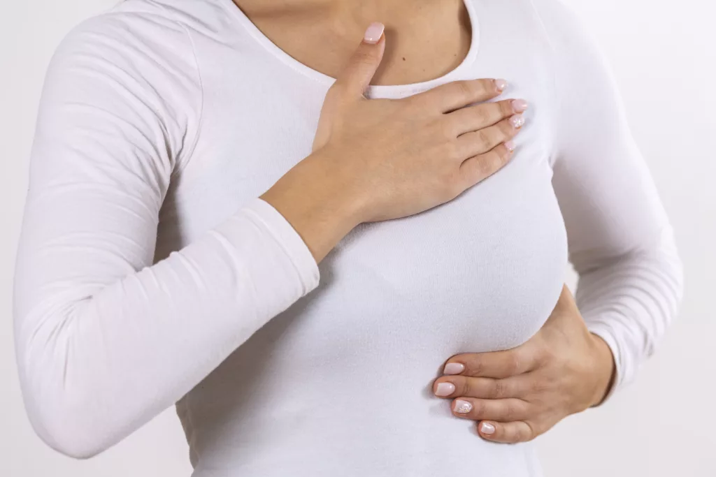 La ONG Senos Ayuda reportó un incremento en el número de pacientes atendidas con cáncer de mama, en comparación con 2022. Foto: Freepik