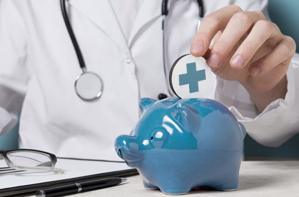 La Organización Mundial de la Salud (OMS) alertó de la falta de progreso a nivel global para alcanzar el objetivo de una cobertura sanitaria universal. Foto: Freepik