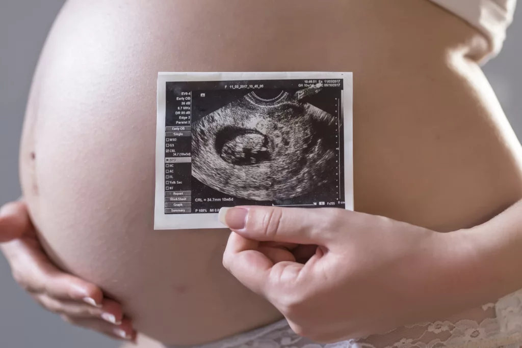 Las autoridades de Shenzhen desmantelaron recientemente una red ilegal de gestación subrogada que operaba en una zona residencial. Foto: Freepik