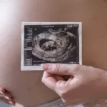 Las autoridades de Shenzhen desmantelaron recientemente una red ilegal de gestación subrogada que operaba en una zona residencial. Foto: Freepik