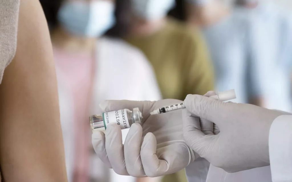 Expertos que asesora a los CDC de Estados Unidos recomendó el uso de las nuevas vacunas actualizadas de Moderna y Pfizer contra el covid-19. Foto: Freepik