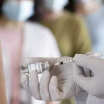 Expertos que asesora a los CDC de Estados Unidos recomendó el uso de las nuevas vacunas actualizadas de Moderna y Pfizer contra el covid-19. Foto: Freepik