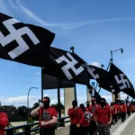 Imagen referencial. Un miembro de un grupo extremista de Florida (EE.UU.) fue detenido y acusado de colgar banderas con esvásticas y otras pancartas antisemitas sobre una carretera interestatal cerca de Orlando. Foto: Telemundo