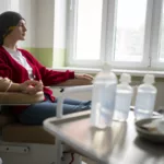 Las evidencias científicas que apuntan que la quimioterapia puede dañar las células no tumorales y un equipo de investigadores ha demostrado que puede reactivar el crecimiento de células tumorales "durmientes" y la reaparición del cáncer de mama. Foto: Freepik