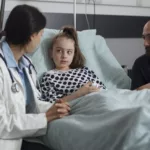 Imagen referencial. Una niña de ocho años se ha convertido en la primera paciente en el Reino Unido en someterse a una cirugía de trasplante de riñón sin necesidad de tener que tomar después fármacos. Foto: Freepik
