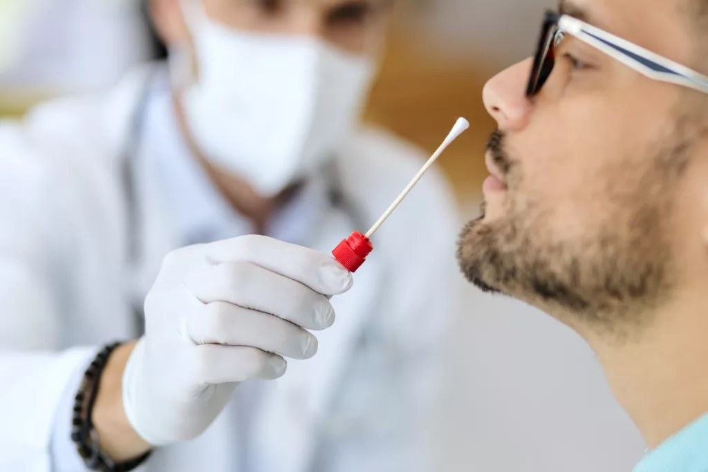 Imagen referencial. Las personas que sufren covid-19 persistente presentan claras diferencias en la función inmunitaria y hormonal, frente a quienes no padecen. Foto: Freepiki