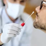 Imagen referencial. Las personas que sufren covid-19 persistente presentan claras diferencias en la función inmunitaria y hormonal, frente a quienes no padecen. Foto: Freepiki