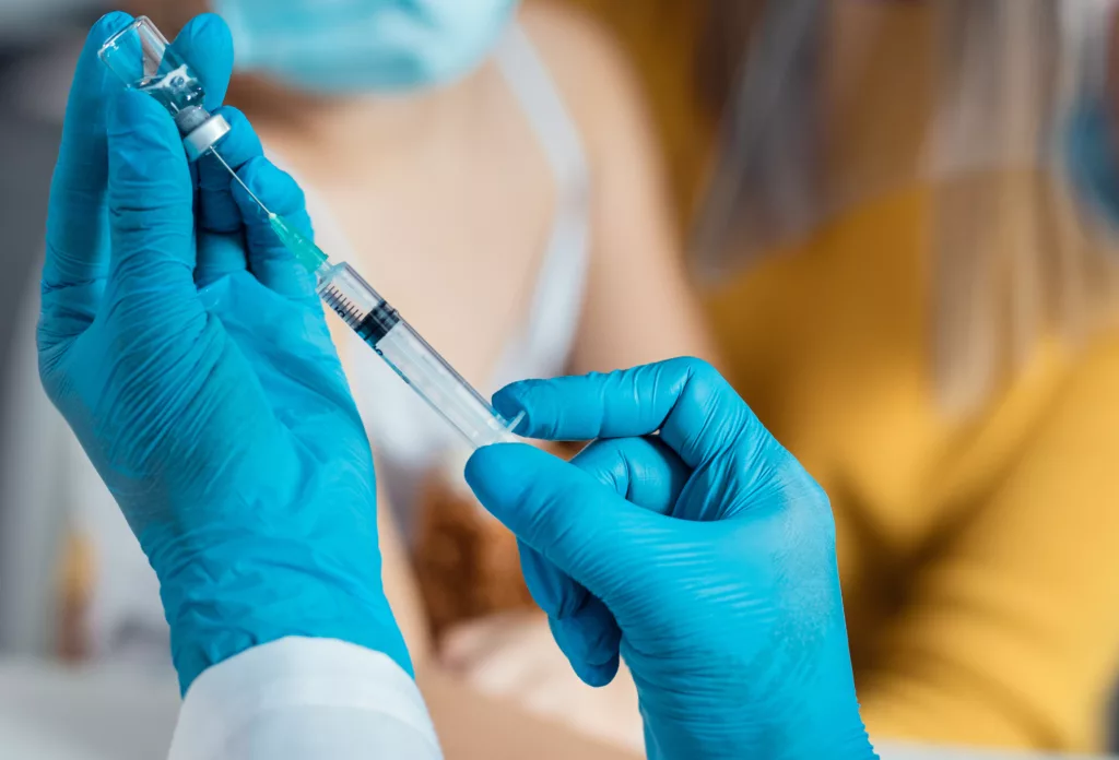 La EMA recomendó a Bruselas la aprobación de una vacuna desarrollada por la farmacéutica Moderna contra el covid-19 adaptada a la subvariante XBB.1.5 de Ómicron. Foto: Freepik