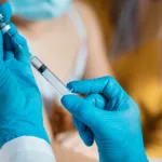 La EMA recomendó a Bruselas la aprobación de una vacuna desarrollada por la farmacéutica Moderna contra el covid-19 adaptada a la subvariante XBB.1.5 de Ómicron. Foto: Freepik