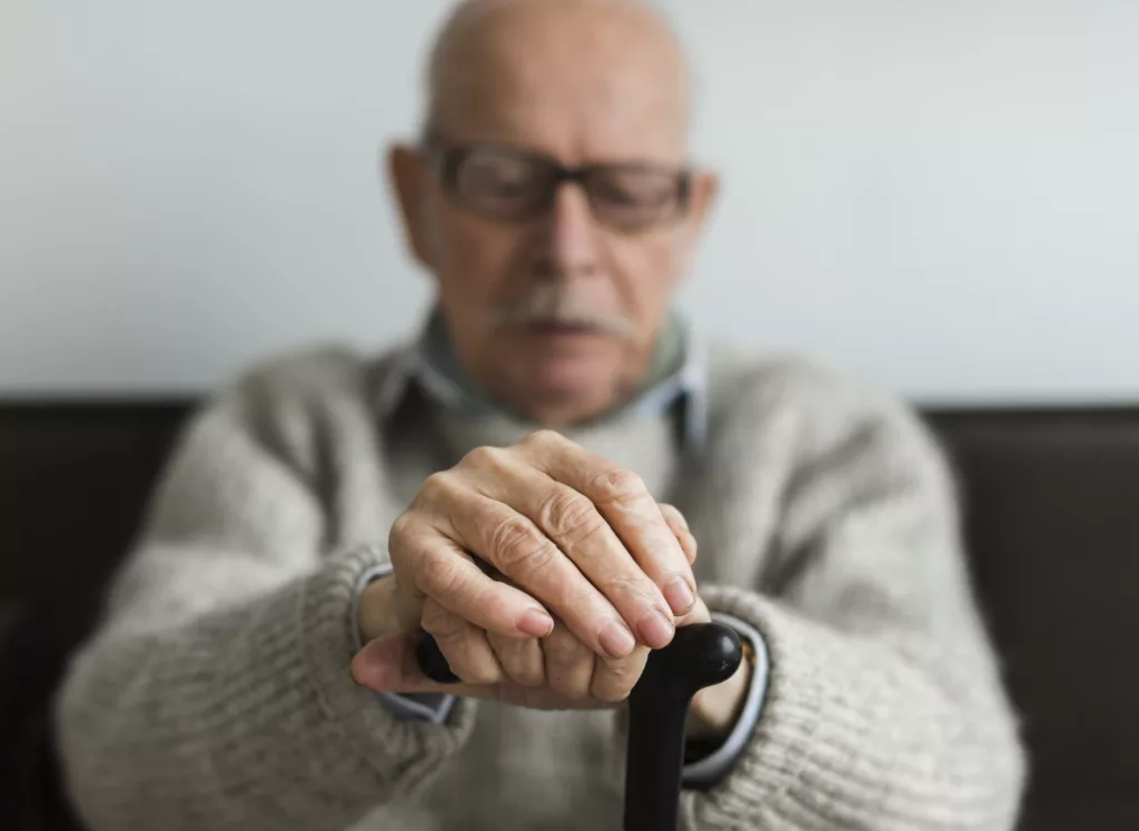 Un estudio desarrollado por investigadores de la Universidad de Ginebra mostró que durante la noche se produce una mayor destrucción de las neuronas dopaminérgicas, afectadas por el párkinson. Foto: Freepik