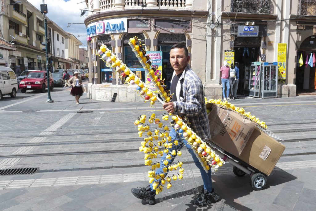 Comerciantes autónomos en las calles aledañas a la Plaza Cívica Nueve de Octubre. / XCA