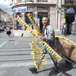 Comerciantes autónomos en las calles aledañas a la Plaza Cívica Nueve de Octubre. / XCA
