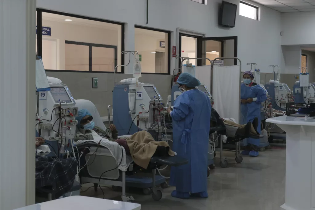 Pese a la deuda pendiente, en la Unida de Servicios Renales del Austro (UNIREAS) se mantiene la atención a los pacientes. /XCA