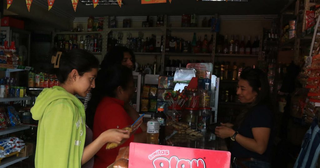 El presidente Daniel Noboa anunció que ha dispuesto que solo se cobre el 50 % de la planilla de los hogares en el mes de abril ante los cortes de energía.