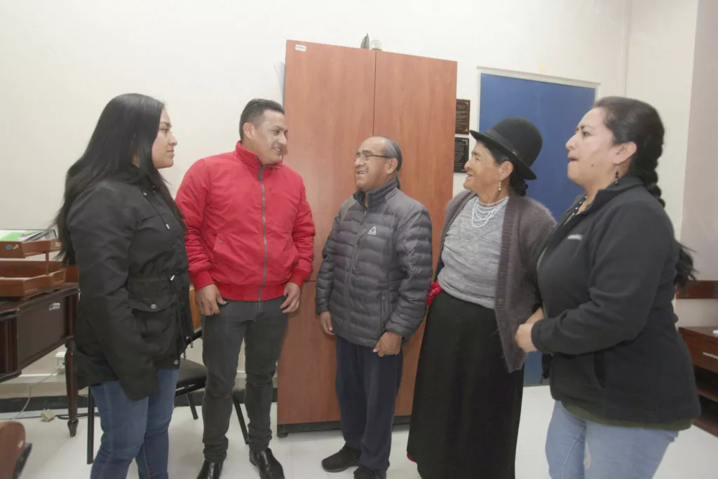José Luis Medina (rojo) y su tío Luis Antonio (centro) Vacacela, durante una visita médica junto con sus familiares en el hospital “José Carrasco Arteaga”, del IESS. /XCA