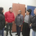 José Luis Medina (rojo) y su tío Luis Antonio (centro) Vacacela, durante una visita médica junto con sus familiares en el hospital “José Carrasco Arteaga”, del IESS. /XCA