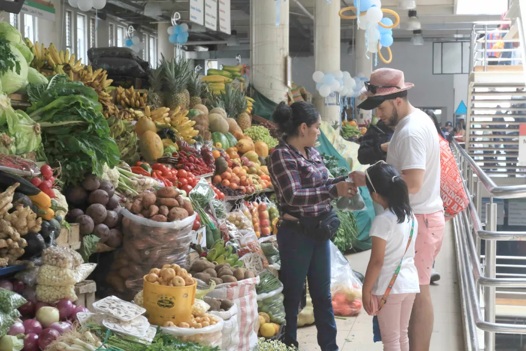En el mercado 9 de Octubre se consigue desde frutas hasta una gastronomía tradicional variada.