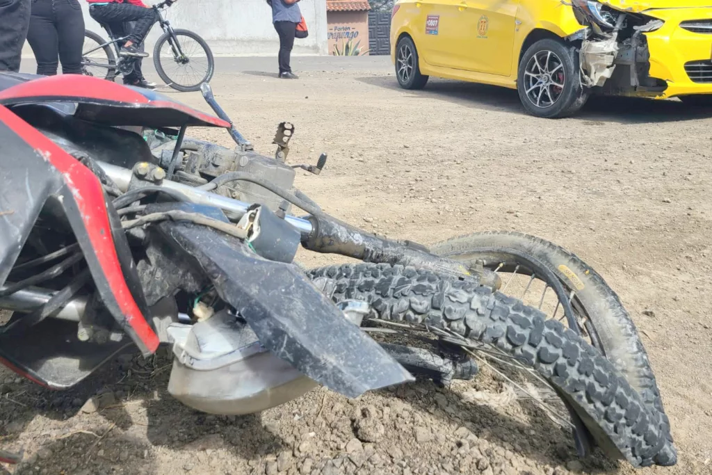 Entre las principales causas de accidentes de motocicletas están el exceso de velocidad, el irrespeto a la distancia entre vehículos y las maniobras temerarias e imprudentes. thumbnail