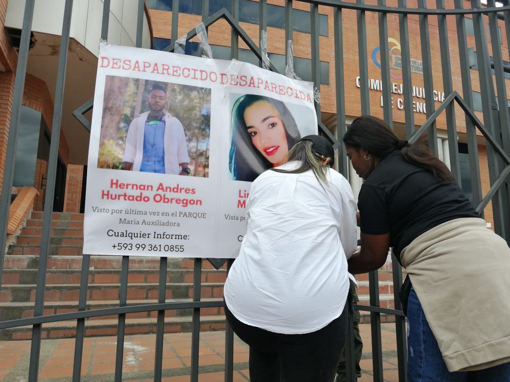 Las madres de los dos desaparecidos colocaron la fotografía de ambos en el ingreso al Complejo Judicial de Cuenca. /FCS