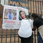 Las madres de los dos desaparecidos colocaron la fotografía de ambos en el ingreso al Complejo Judicial de Cuenca. /FCS