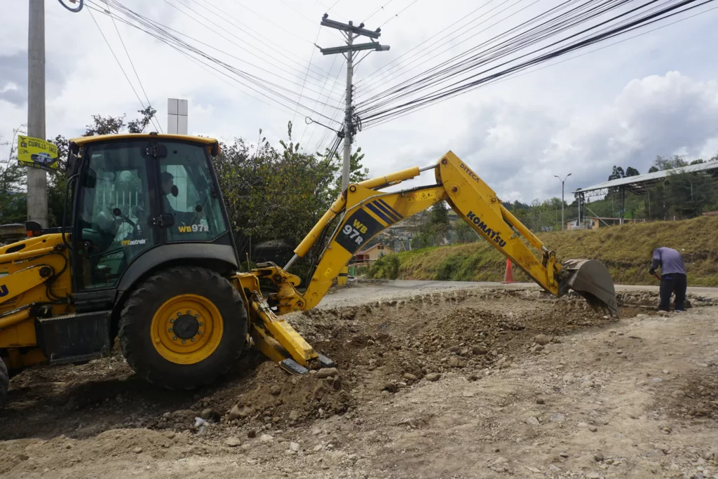 La maquinaria ingresó para intervenir los primeros metros del acceso Bullcay-Puente de la Unidad. Se asfaltarán 556 metros de vía. Cortesía