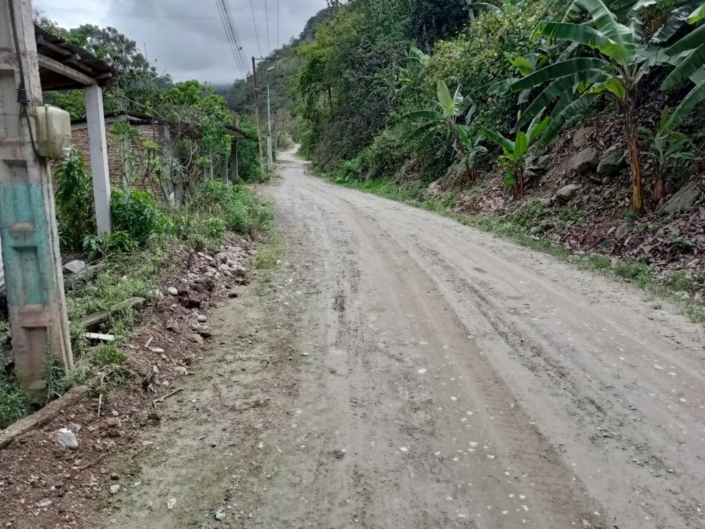 La vía a Uzhcurrumi, de 4,4 kilómetros, fue rehabilitada a nivel de lastre. El acceso conecta los cantones Pucará y Pasaje. Cortesía