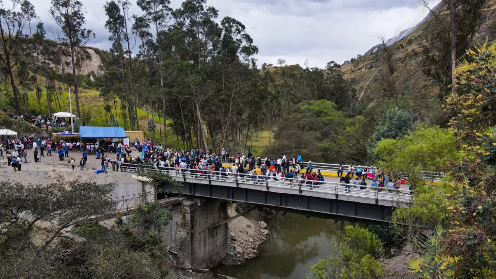 El puente José Luis Caravias, en el sector Cosacopte, parroquia San juan de Gualaceo, se inauguró el último sábado. Cortesía