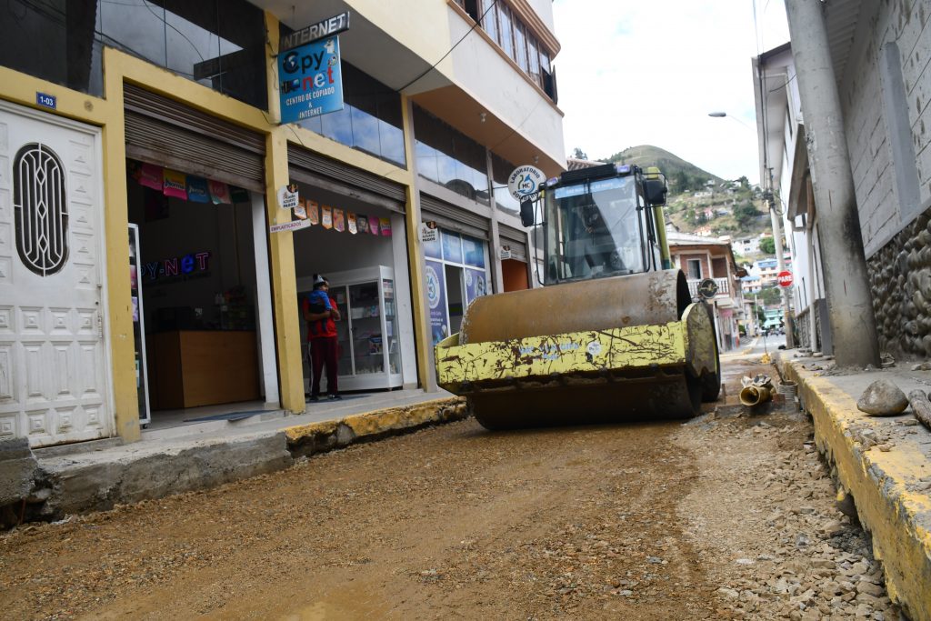 En la calle José Miguel Barzallo se prepara la estructura vial para tender en los próximos meses el asfalto. Cortesía