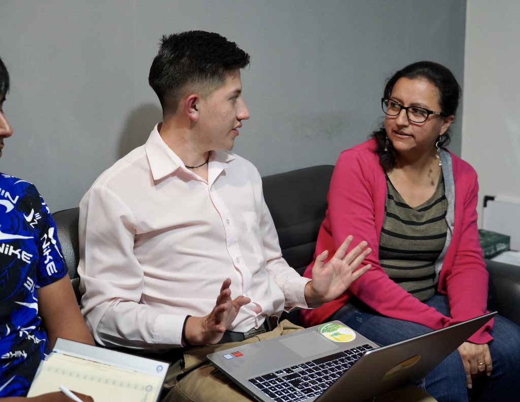 Kevin Mendieta, presidente de la Junta Parroquial de San Rafael de Sharug (Pucará), se reúne con técnicos para generar proyectos en su localidad. Cortesía