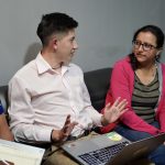 Kevin Mendieta, presidente de la Junta Parroquial de San Rafael de Sharug (Pucará), se reúne con técnicos para generar proyectos en su localidad. Cortesía