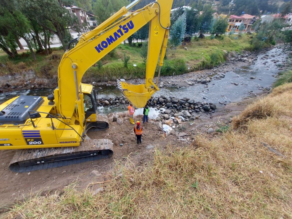 La maquinaria ejecuta la excavación de una de las áreas, donde se construirán los muros para reducir los riesgos por las crecientes del río Burgay. Cortesía