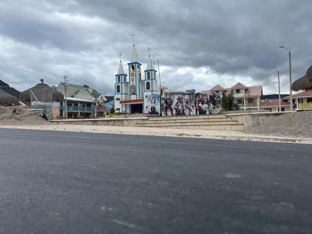 La comuna indígena Rañas, ubicada al norte del cantón Nabón, accedió a su primer kilómetro de asfalto de su historia.