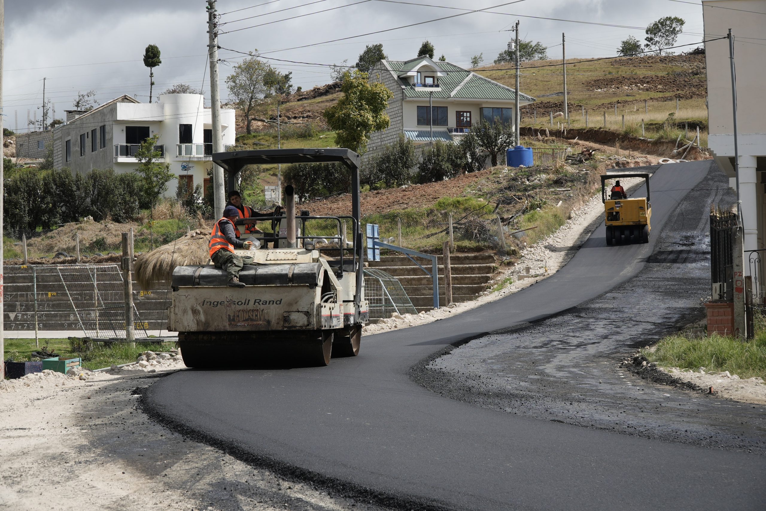 El GAD Provincial del Azuay tiene a la vialidad como una prioridad para el 2024. La intención es cambiar el lastre por asfalto o doble tratamiento. Cortesía