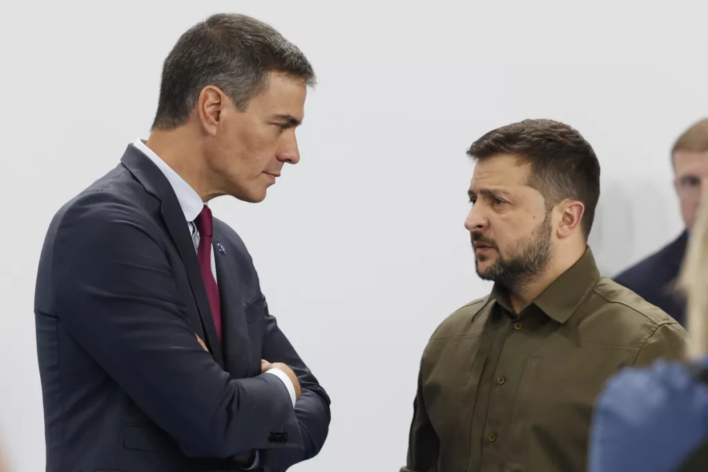 El jefe del Gobierno español, Pedro Sánchez, prometió al presidente de Ucrania, Volodímir Zelenski, más ayuda militar. Foto: EFE
