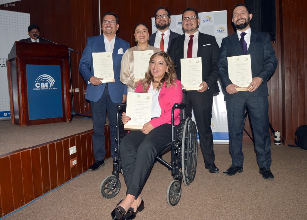 Los cinco asambleístas electos del Azuay recibieron las credenciales que les acredita a ocupar el cargo hasta mayo de 2025.