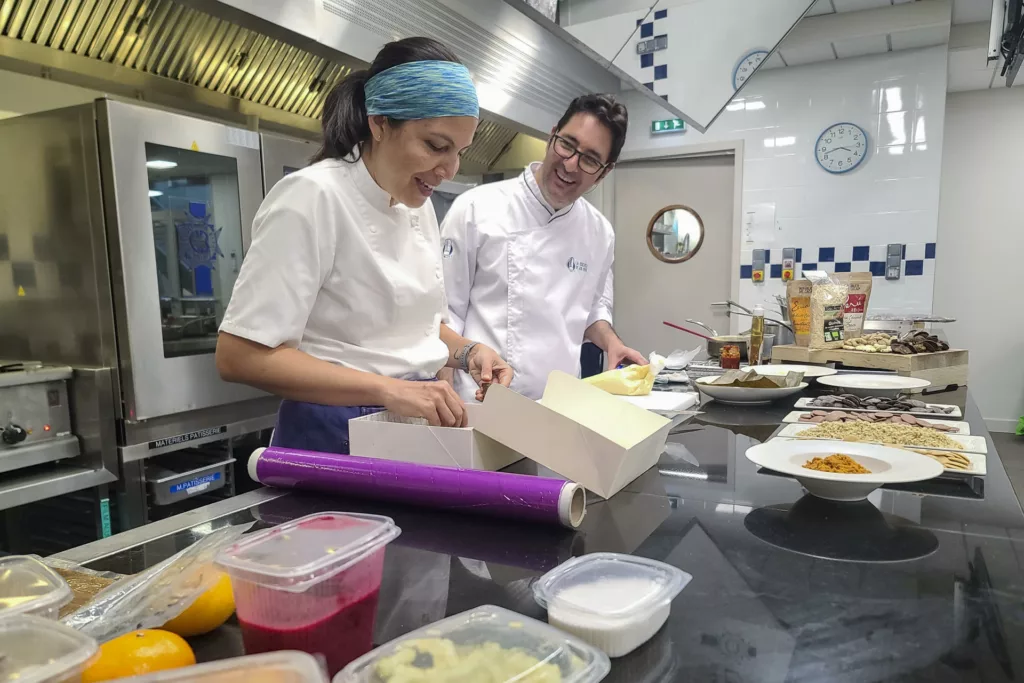 Chefs ecuatorianos realizan una masterclass este martes en París. Tras asentar en Europa productos como el banano y el cacao, Ecuador quiere ahora conquistar Europa con una alta gastronomía que fusione los estilos de ambos lados del Atlántico, como han mostrado esta semana varios chefs en una demostración de productos, técnicas y talento en la capital francesa. EFE/ Edgar Sapiña Manchado