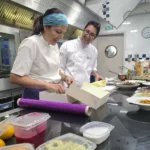 Chefs ecuatorianos realizan una masterclass este martes en París. Tras asentar en Europa productos como el banano y el cacao, Ecuador quiere ahora conquistar Europa con una alta gastronomía que fusione los estilos de ambos lados del Atlántico, como han mostrado esta semana varios chefs en una demostración de productos, técnicas y talento en la capital francesa. EFE/ Edgar Sapiña Manchado