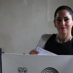 La candidata presidencial Luisa González votó este domingo ataviada con un chaleco antibalas, como durante casi toda la campaña.