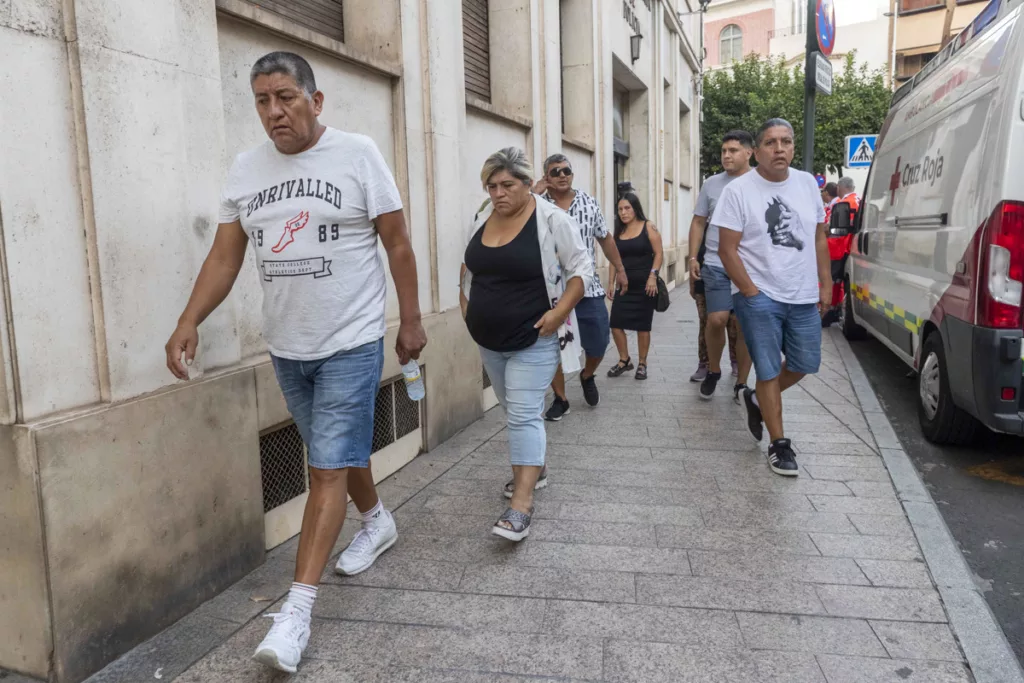 Familiares de los 13 fallecidos, entre ellos cinco ecuatorianos, en los incendios de Murcia reciben sus restos. Foto: EFE