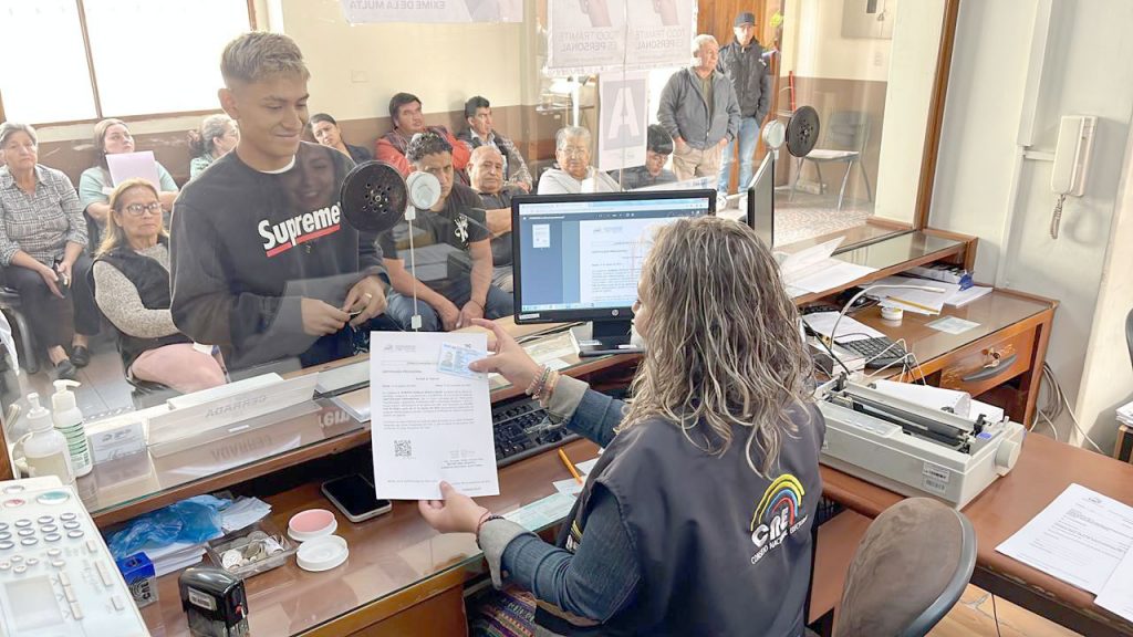 : En la Delegación del CNE, en la calle Tarqui, se puede solicitar el certificado provisional.