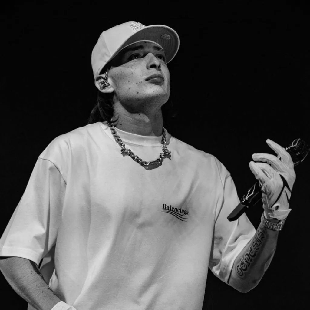 Peso Pluma puso de relieve la "revolución" que han emprendido las nuevas generaciones de intérpretes de la música regional mexicana. Foto: Facebook