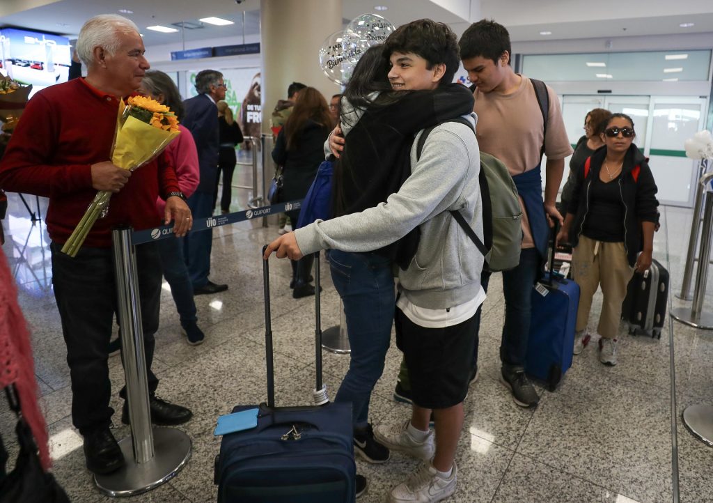 Ecuatorianos y extranjeros llegaron a Quito desde Israel en vuelo humanitario. Foto EFE