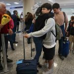 Ecuatorianos y extranjeros llegaron a Quito desde Israel en vuelo humanitario. Foto EFE