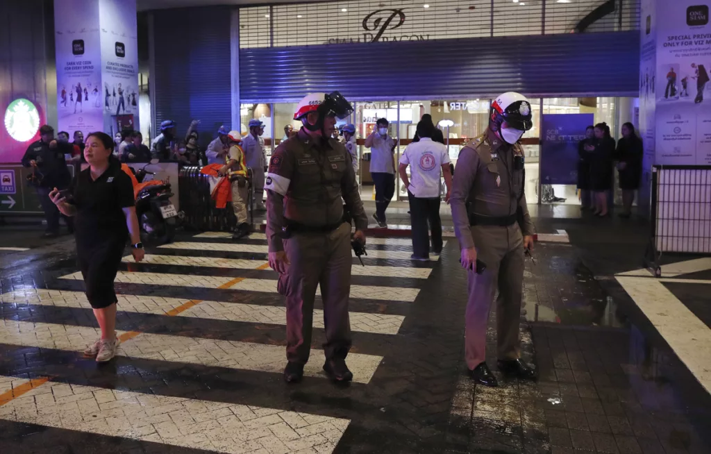 La Policía de Tailandia detuvo a un menor de 14 años como supuesto autor de un tiroteo ocurrido en un centro comercial de Bangkok. Foto: EFE