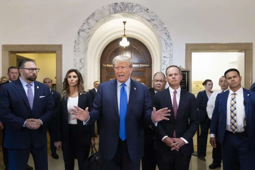 El expresidente Donald Trump llegó al tribunal de Nueva York donde da comienzo el juicio civil en su contra por fraude continuado. Foto: EFE
