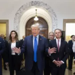 El expresidente Donald Trump llegó al tribunal de Nueva York donde da comienzo el juicio civil en su contra por fraude continuado. Foto: EFE