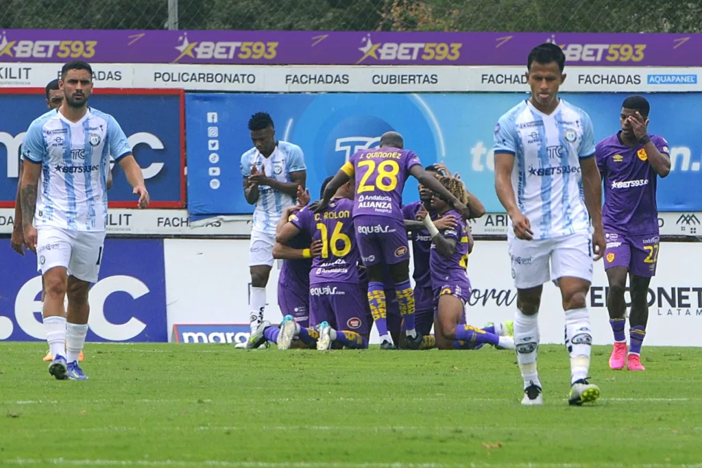 Jugadores de Aucas celebran gol de la victoria ante Guayaquil City.