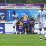 Jugadores de Aucas celebran gol de la victoria ante Guayaquil City.