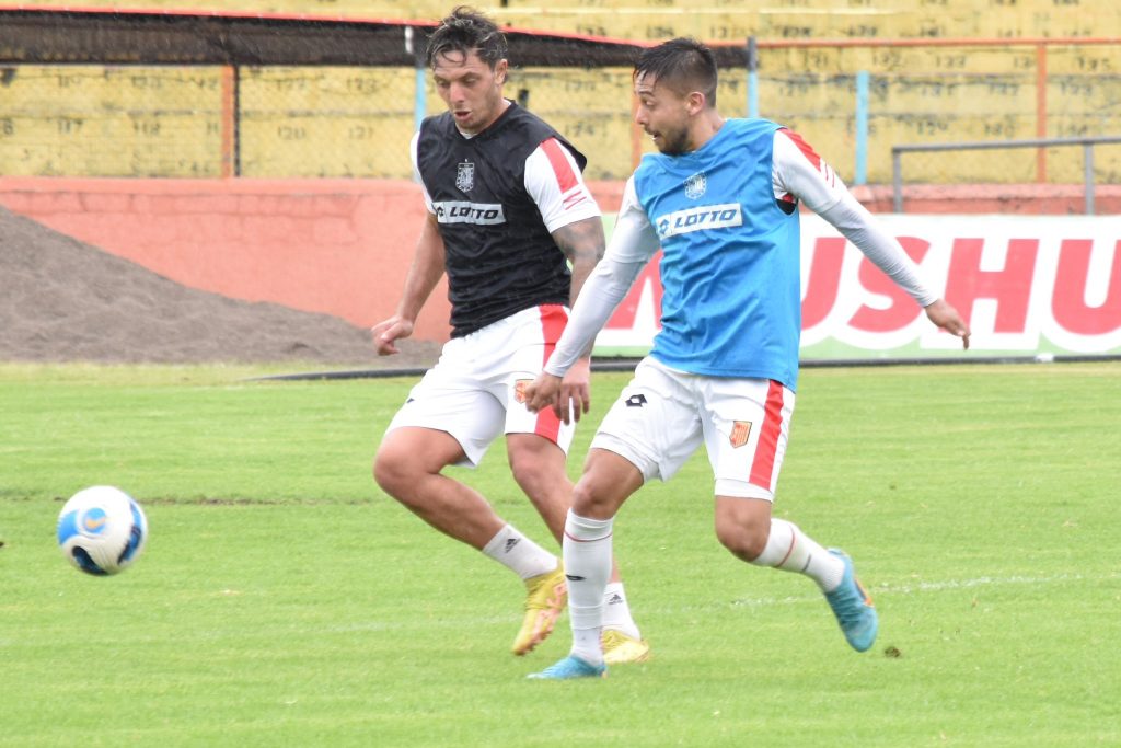 Guillermo Fratta y Nicolás Dávila se preparan para su partido ante Mushuc Runa por LigaPro. Foto: Deportivo Cuenca
